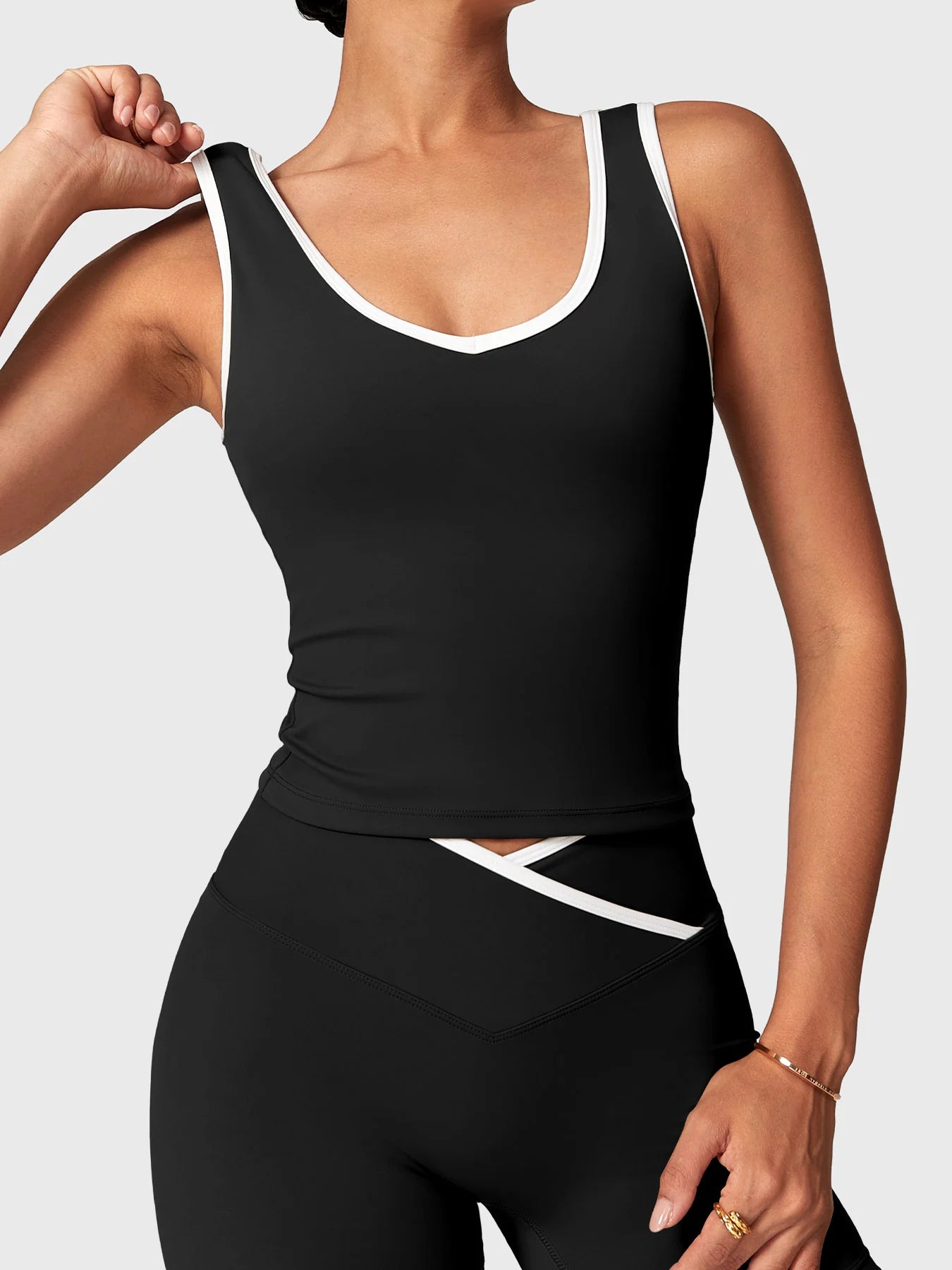 Yeoreo Alberta Contrast Trim Shorts Sports Set