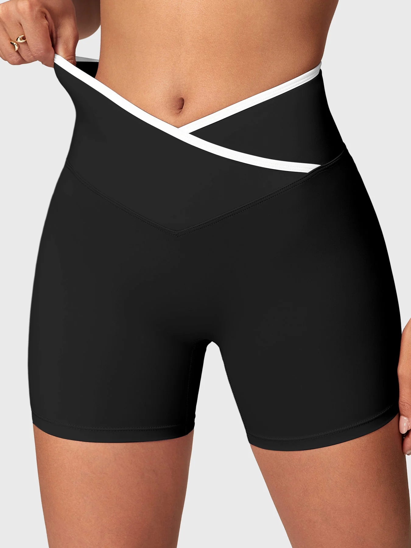 Yeoreo Alberta Contrast Trim Shorts Sports Set